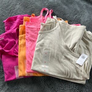 NWT Old Navy 4 Pack Women’s Tank Tops - Size Large
